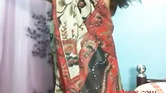 Non-professional doxy shows off her excellent body to her customers