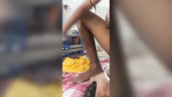 Lonely Bhabhi Playing With Veggie Making Herself Cum So Hard Now