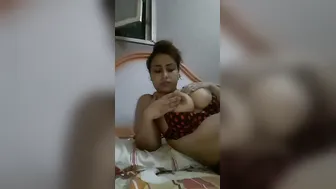 Desi GF Fondling Her Big Round Boobs Teasing On Video