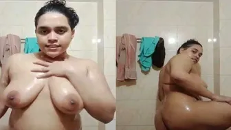 Curvy GF Bathing Naked Filming Herself In The Bathroom