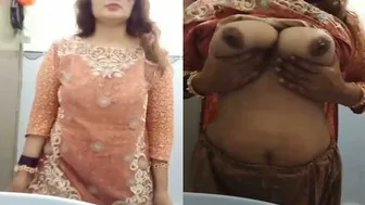 Mature Bhabhi Showing Off Her Naked Tits And Pussy For Lover