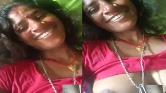 Married Bhabhi Flashing Her Big Tits During Late Night Video Call