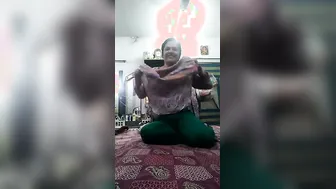 Mature Aunty Taking Naked Selfies And Sharing Them Online