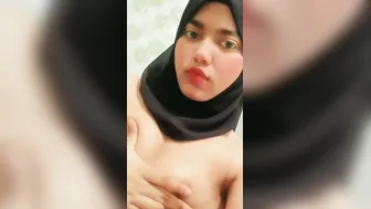 Covered Babe Going Topless On Video Chat Showing Her Boobs