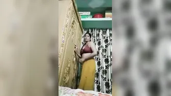 Lonely Milf Sending Me Nude Video Touching Herself At Home