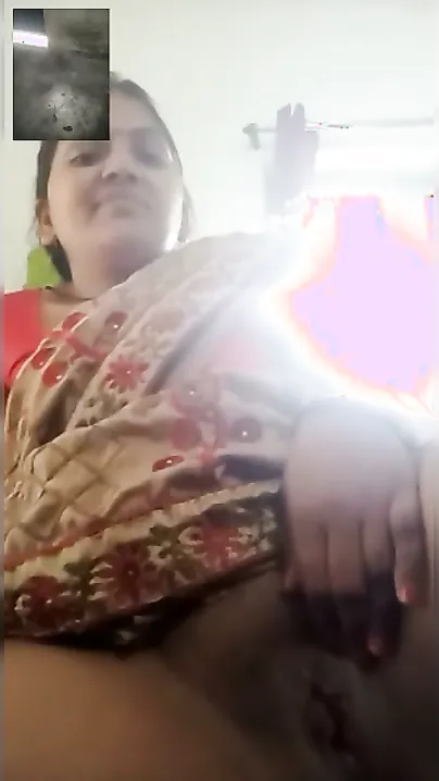 Bhabhi Removing Her Saree And Teasing On Video Call For Lover