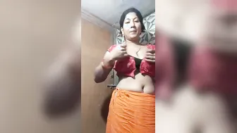 Village Bhabhi Caught Bathing Naked In Her Backyard On Camera