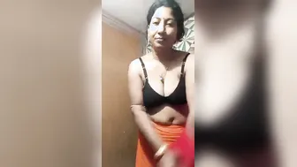 Village Bhabhi Caught Bathing Naked In Her Backyard On Camera