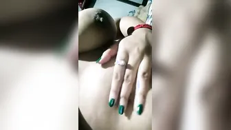 Thick Village Bhabhi Spreading Her Juicy Pussy Lips On Webcam
