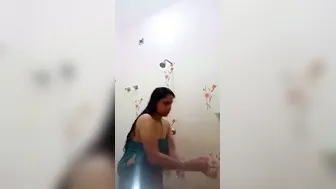Curvy Aunty Bathing Completely Naked Captured In Bathroom