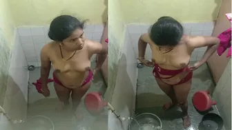 Spying On Neighbor Bathing Nude Catching Her In The Bathroom