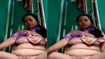 Married Woman Spreading Wide Open Giving Her Pussy Closeup