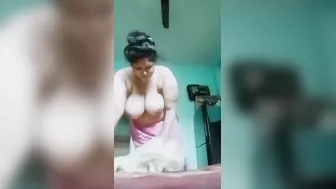 Horny Aunty Exposing Her Huge Breasts In Secret Recording