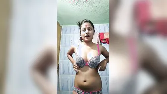 Unmarried Desi Babe Exposing Her Huge Natural Tits On Camera