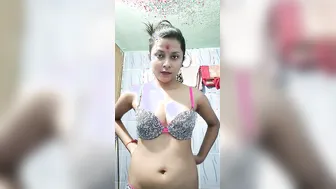 Unmarried Desi Babe Exposing Her Huge Natural Tits On Camera