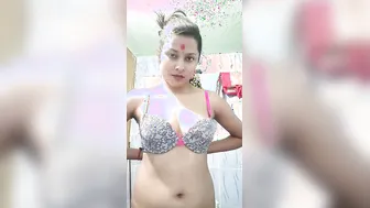 Unmarried Desi Babe Exposing Her Huge Natural Tits On Camera
