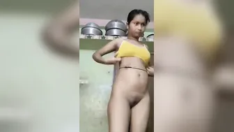 GF Playing With Herself After Shower Caught On Mobile