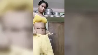 GF Playing With Herself After Shower Caught On Mobile