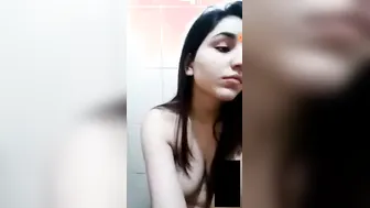 Young GF Revealing Everything In Leaked Private Clip