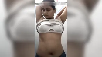 Desi GF Flaunting Her Round Boobs Topless On Camera