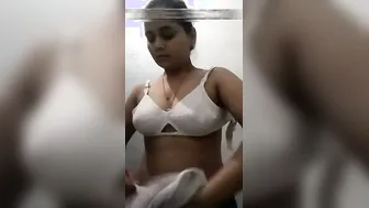Desi GF Flaunting Her Round Boobs Topless On Camera