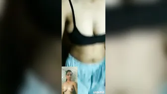 Desi Babe Stripping Her Bra And Showing Boobs In Viral Clip