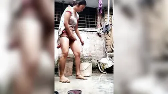 Jabalpur GF Bathing Nude Caught In Leaked Home Video