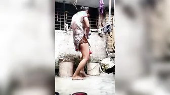 Jabalpur GF Bathing Nude Caught In Leaked Home Video