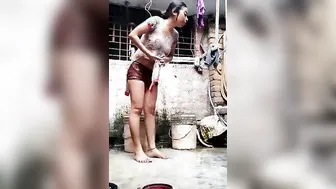 Jabalpur GF Bathing Nude Caught In Leaked Home Video