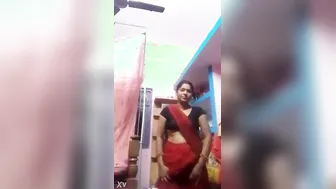 Desi Bhabhi Lifting Saree Showing Pussy For Lover
