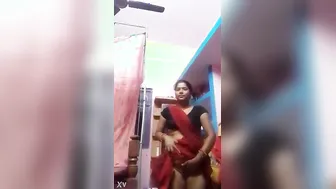 Desi Bhabhi Lifting Saree Showing Pussy For Lover