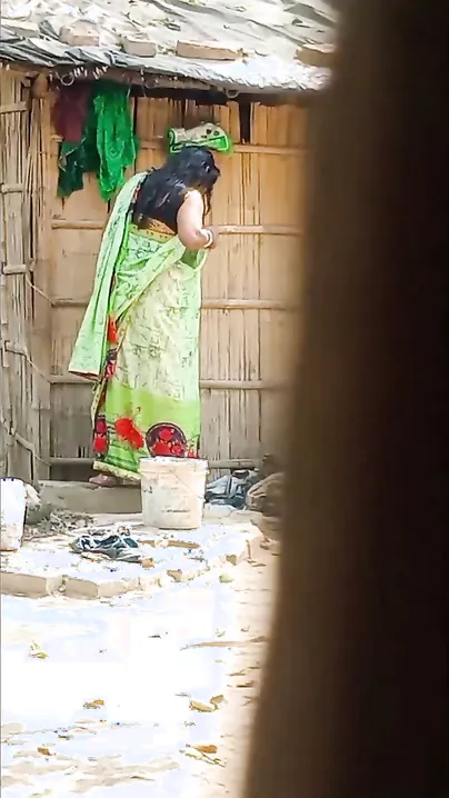 Neighbor Bhabhi Bathing Naked Outdoor Changing Her Wet Saree