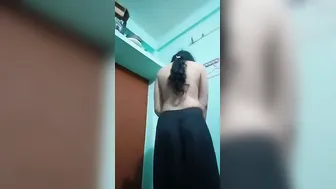 Tall Bhabhi Stripping Out Of Saree Exposing Everything On Cam