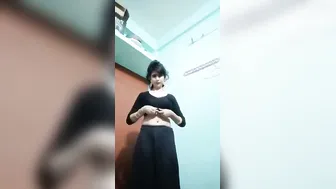 Tall Bhabhi Stripping Out Of Saree Exposing Everything On Cam