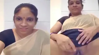 Horny Mallu Aunty Flashing Her Wet Pussy Lifting Saree Up