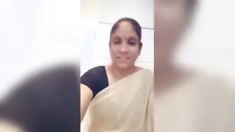 Horny Mallu Aunty Flashing Her Wet Pussy Lifting Saree Up