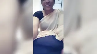 Horny Mallu Aunty Flashing Her Wet Pussy Lifting Saree Up