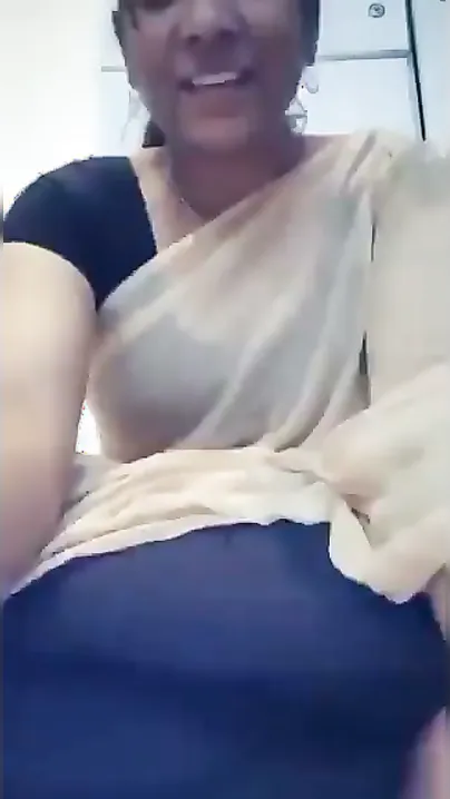 Horny Mallu Aunty Flashing Her Wet Pussy Lifting Saree Up