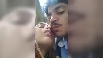 Mature Aunty Making Out And Flashing Pussy In Open Fields