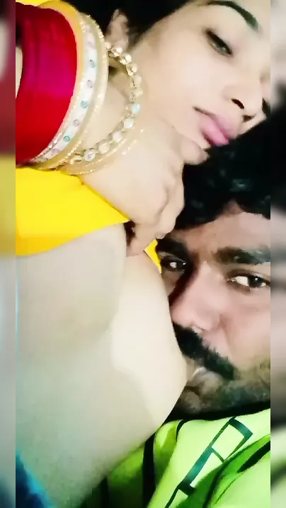 Married Woman Exposing Her Huge Milky Boobs Feeding Milk
