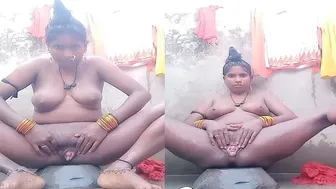 Desi Wife Bathing Nude Showing Everything In Leaked Home Video