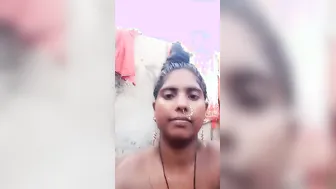 Desi Wife Bathing Nude Showing Everything In Leaked Home Video