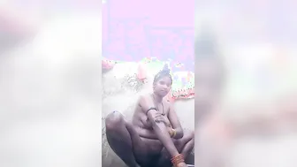 Desi Wife Bathing Nude Showing Everything In Leaked Home Video