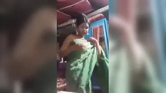 Sexy Indian Babe Stripping Her Saree Slowly Revealing Everything