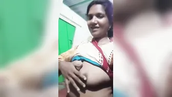 Married Bhabhi Teasing Her Secret Boyfriend Flashing Boobs