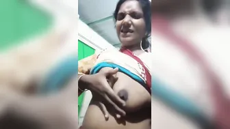 Married Bhabhi Teasing Her Secret Boyfriend Flashing Boobs