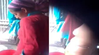 Bhabhi Caught On Camera After Bathing Showing Her Wet Curves