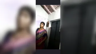 Village Milf Changing Saree Exposing Her Massive Boobs On Mms