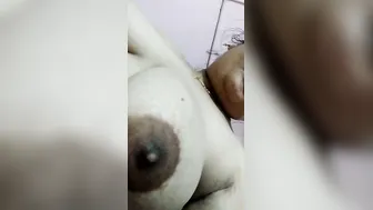 Mature Indian Babe Playing With Her Huge Natural Melons On Cam