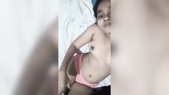 Lankan GF Sending Topless Selfie To Her Boyfriend